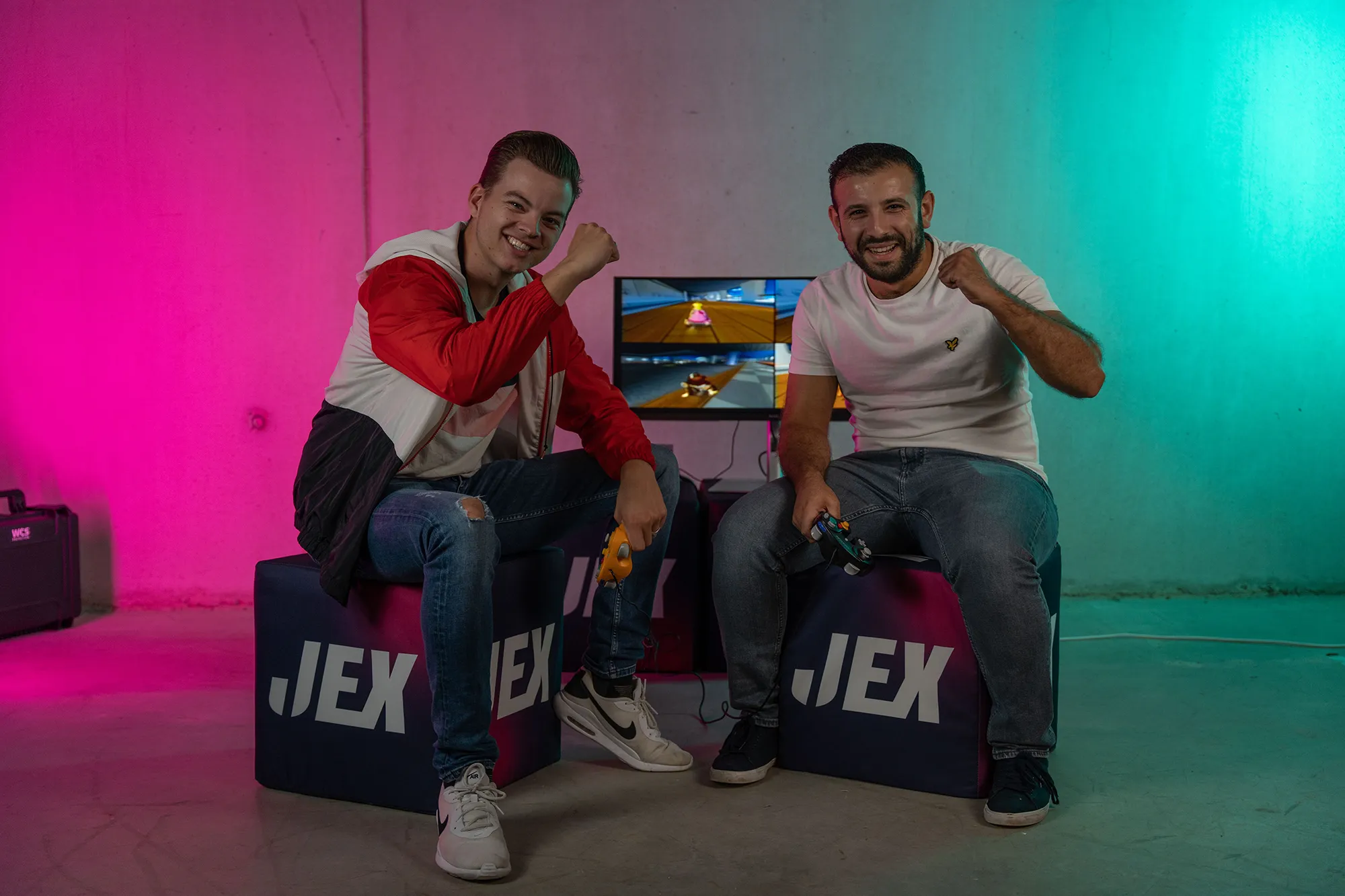 2 Jongens die Mario Kart spelen bij JEX